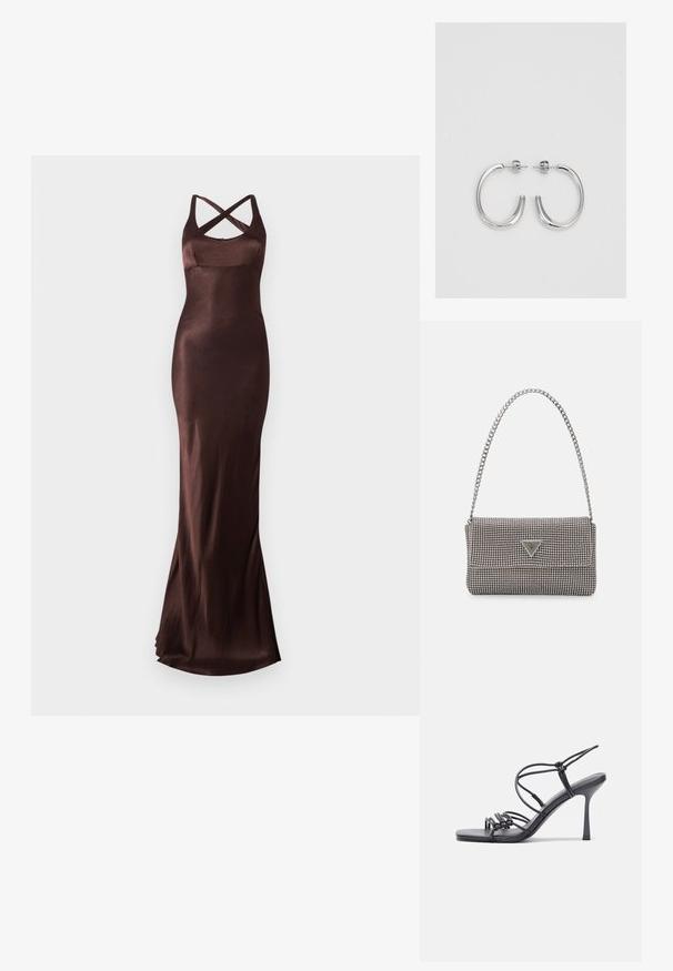 Długa, dopasowana sukienka wieczorowa w ciemno-brązowym satynie. Posiada krzyżujące się plecy i subtelny blask. Gładka tekstura z rozkloszowanym dołem.; Czarne sandały na wysokim obcasie mają cienkie paski z węzłowym wzorem, gładki, kwadratowy czubek i smukły obcas w stylu szpilki.; Jasnoszara metaliczna torebka na łańcuszku, ozdobiona małymi okrągłymi metalowymi ćwiekami oraz trójkątnym logo marki.; Srebrne kolczyki na biglu o gładkim, błyszczącym wykończeniu. O zaokrąglonym kształcie, lekkim designie, z zamknięciem na zatrzask.