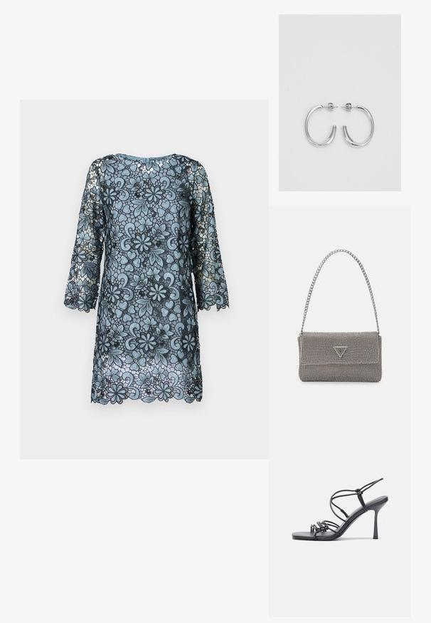 Modrá čipková šaty s tromi štvrtinovými rukávmi, kvetinovým vzorom, šikmým lemom a okrúhlym výstrihom. Priesvitná látka s textúrovým kontrastom.; Čierne sandále na vysokom podpätku majú tenké remienky s uzlovým dizajnom, hladký štvorcový špičku a elegantný stiletto podpätok.; Svetlošedá metalická kabelka s reťazovým popruhom, ozdobená malými kruhovými kovovými štítkami a trojuholníkovým logom značky.; Strieborné kruhové náušnice s hladkým a lesklým povrchom. Okrúhly tvar, ľahký dizajn, s uzáverom na kolík.