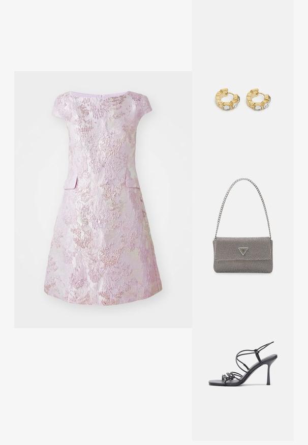 Marc Cain Koktajl obleka/za zabavo - deep lavender; Črne visoke sandale na peto imajo tanke naramnice z vozlom, gladek kvadratni toe in eleganten stiletto peto.; Svetlo siva kovinska torbica z verižnim ročajem, okrašena z majhnimi okroglimi kovinskimi bleščicami in trikotnim logotipom blagovne znamke.; Zlati uhani v obliki obroča z teksturiranim dizajnom in tremi prozornimi kristalnimi poudarki na eni strani, ki ponujajo sodoben geometrijski estetski videz.