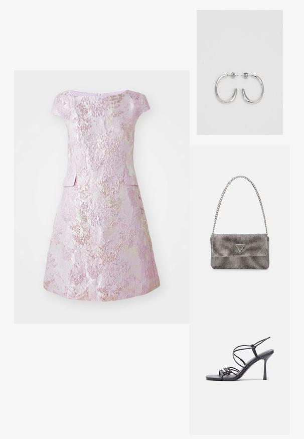 Marc Cain Kokteiļkleita/ballīšu kleita - deep lavender; Melnas augstpapēžu sandales ar plāniem siksniņām un mezgla dizainu, gluda kvadrātveida purngalu un elegantu stiletto papēdi.; Gaiši pelēka metāla rokassoma ar ķēdes siksnu, rotāta ar mazām apaļām metāla kniedēm un trīsstūra zīmola logo.; Sudraba riņķveida auskari ar gludu, spīdīgu apdari. Apaļas formas, viegla dizaina, ar aizdari uz stieples.