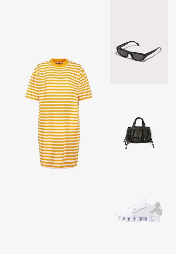 Prugasta kratka haljina s izmjeničnim žutim i bijelim horizontalnim prugama, s okruglim izrezom i opuštenim krojem.; Bijele atletske tenisice s mrežastim gornjim dijelom, srebrnim akcentima i jedinstvenim dizajnom potplata u obliku spirale. Imaju podstavljeni ovratnik i vezanje za prilagodbu.; Crne sunčane naočale s pravokutnim okvirom, koje imaju tamne leće i tanke templove. Zlatni naglasci uz šarke.; Crna kožna torba s pletenim ručkama, džepom na zatvarač i visećim resicama. Teksturirana površina s metalnim zakovicama i hardverskim naglascima.
