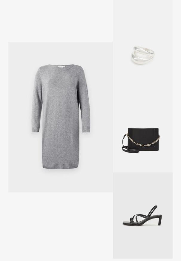 Siva pletena obleka z okroglo izreza, dolgimi rokavi in ribanim robom. Mehka tekstura, dolžina do kolen, minimalističen slog.; Črne natikače s trakovi in kvadratnim prstom ter nizkim blokastim peto. Imajo več tankih trakov in nastavljiv trak okoli gležnja. Narejene so iz gladkega usnja.; Črna usnjena torba čez ramo z gladko teksturo, pravokotno obliko in kovinskim verižnim detajlom spredaj. Vključena je nastavljiva naramnica.; Srebrn dvojni prstan z gladko, polirano površino. Ima tekoč, ukrivljen dizajn z prekrivajočimi se sekcijami za sodoben videz.