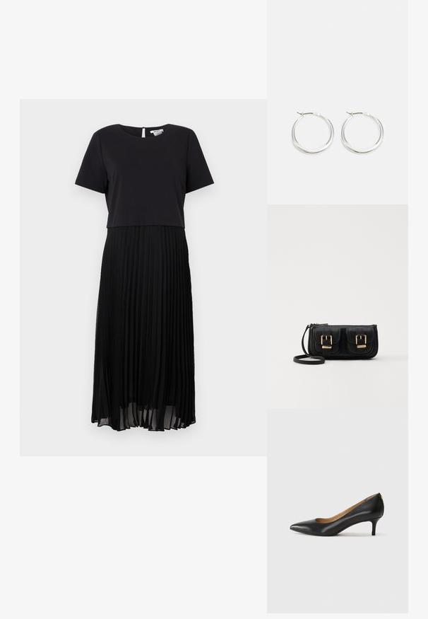 Svart kjole med kortermet topp og plisserte skjørt. Glatt stoff på toppen og teksturerte, flytende plisseringer nedenfor. Lukkning med nøkkelhul bak.; Sorte lærpumpe med spiss tå, lav hæl og en glatt tekstur. Har en liten åpning foran og minimalt med beslag bak.; Svart skinn crossbody veske med to frontlommer, gyldne spenner, glidelåslukking og en slank stropp. Teksturert overflate og kompakt rektangulær form.; Sølv hoop øredobber har et jevnt, avrundet design med en tynn profil og sikker lås. Minimalistisk stil med en polert finish.