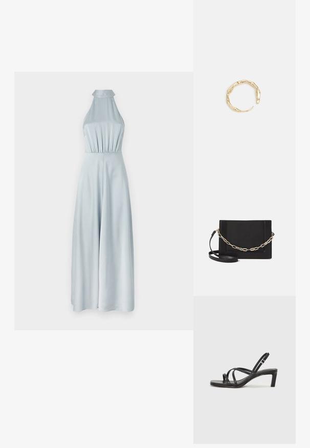 Gaiši zila halter stila kombinezons no gludas auduma ar pieguļošu augšdaļu un platām biksēm, kas veido slaidu siluetu.; Melnas strappy sandales ar kvadrātveida purngaliem un zemu bloku papēdi. Ievērojamas ar vairākiem plāniem siksniņām un regulējamu potītes siksniņu. Izgatavotas no gludas ādas.; Melna ādas crossbody soma ar gludu faktūru, taisnstūrveida formu un metalizētu ķēdes detaļu priekšā. Iekļauta regulējama siksna.; Zelta toņa gredzens ar organisku, vērptu dizainu, gludu virsmu un sašaurinātiem galiem, radot mūsdienīgu, skulpturālu izskatu.