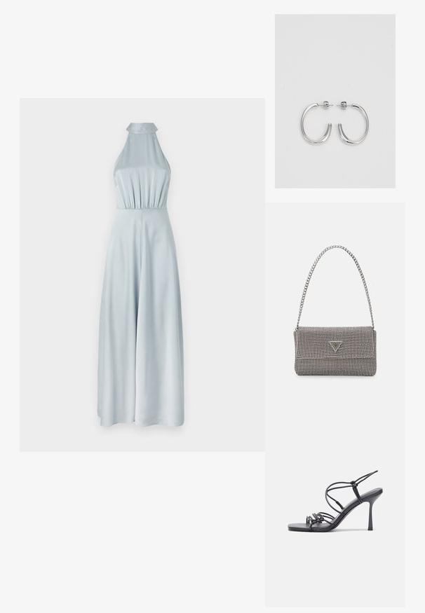Salopetă fără umeri de culoare albastră deschisă, confecționată dintr-un material neted, având un corset ajustat și pantaloni largi pentru o siluetă elegantă.; Sandale negre cu toc înalt au curele subțiri cu un design legat, un vârf pătrat neted și un toc stiletto elegant.; Geantă metalică gri deschis, cu un strap din lanț, decorată cu mici ținte circulare metalice și un logo de marcă triangular.; Cercei creole din argint cu suprafață netedă și lucioasă, având o formă curbată și închidere cu tija. Design minimalist cu un finisaj modern.