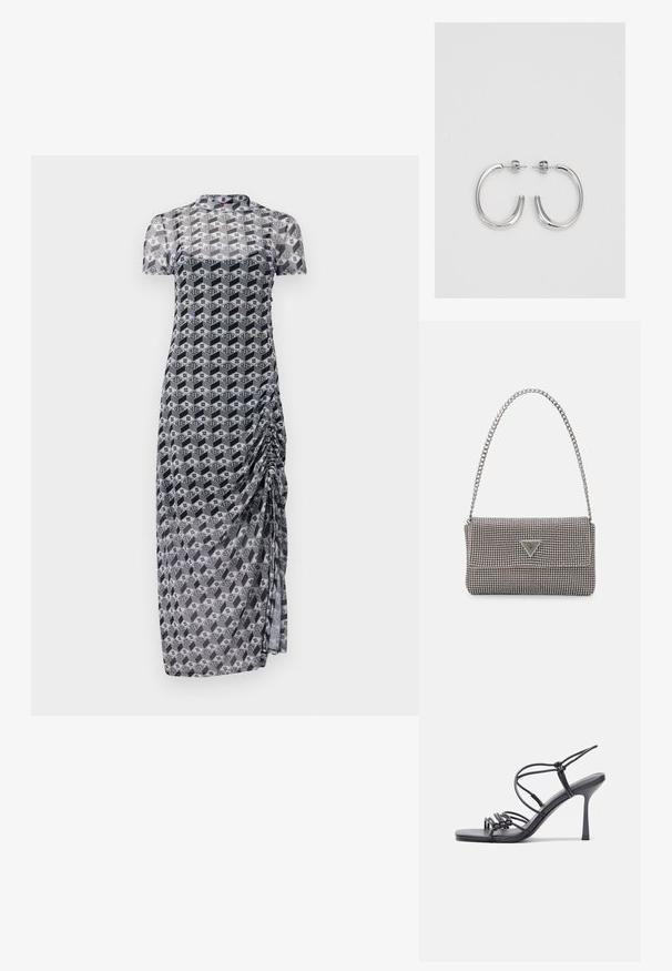Priesvitné šaty s krátkymi rukávmi a geometrickým čierno-bielym vzorom. Obsahujú nariasenie na jednej strane a majú rovný siluetu.; Čierne sandále na vysokom podpätku majú tenké remienky s uzlovým dizajnom, hladký štvorcový špičku a elegantný stiletto podpätok.; Svetlošedá metalická kabelka s reťazovým popruhom, ozdobená malými kruhovými kovovými štítkami a trojuholníkovým logom značky.; Strieborné kruhové náušnice s hladkým a lesklým povrchom. Okrúhly tvar, ľahký dizajn, s uzáverom na kolík.