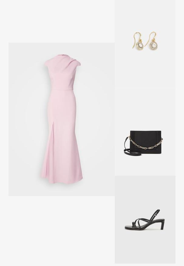 Rosa ärmelloses Kleid mit hohem Kragen, tailliertem Oberteil, ausgestelltem Rock und seitlichem Schlitz, aus glattem, dehnbarem Stoff gefertigt.; Schwarze Sandale mit Riemchen, quadratischer Zehenform und niedrigem Blockabsatz. Verfügt über mehrere dünne Riemen und einen verstellbaren Knöchelriemen. Hergestellt aus glattem Leder.; Schwarze Leder-Crossbody-Tasche mit glatter Textur, rechteckiger Form und metallic-kettendetail auf der Vorderseite. Verstellbarer Gurt inklusive.; Goldfarbene Ohrringe mit ovalen klaren Kristallen, die von kleineren klaren Steinen umgeben sind, und einem Haken-Design für sicheren Halt.