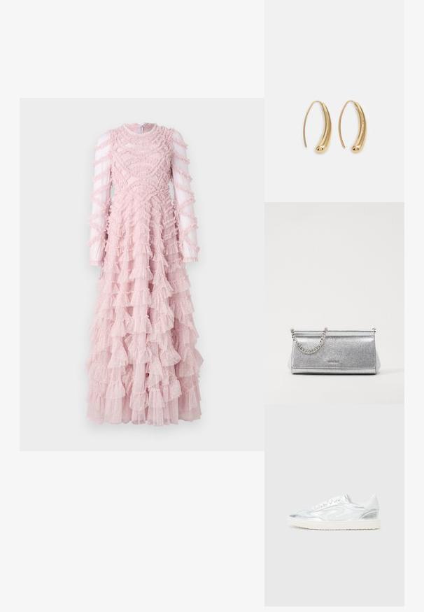 Vestido rosa com babados, com mangas longas transparentes, apresentando um corpete texturizado e camadas de babados na saia, criando uma aparência volumosa.; Tênis brancos com detalhes metálicos prateados, textura suave, bico arredondado, sola plana e design tradicional com atacadores.; Clutch bag prateado com acabamento texturizado, apresentando uma alça de corrente prateada e uma forma retangular elegante. Fecho na parte superior.; Brincos em metal dourado com forma de arco alongado e curvado. Apresentam uma superfície lisa e brilhante, com uma ponta arredondada para um detalhe adicional.