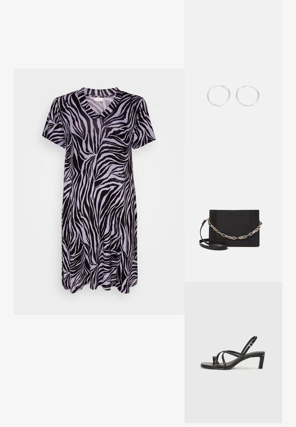 Sukienka z krótkim rękawem w czarno-fioletowy wzór w zebry, z dekoltem w kształcie litery V i swobodnym krojem, uszyta z miękkiego, gładkiego materiału.; Czarne sandały na obcasie z prostokątnym noskiem i niskim słupkowym obcasem. Posiadają wiele cienkich pasków i regulowany pasek na kostkę. Wykonane z gładkiej skóry.; Czarna skórzana torebka typu crossbody z gładką teksturą, prostokątnym kształtem oraz metalowym detalem w postaci łańcuszka z przodu. W zestawie regulowany pasek.; Srebrne kolczyki w kształcie obręczy o gładkim, okrągłym designie, charakteryzujące się gładką powierzchnią i brakiem widocznych ozdób. Średnica nieokreślona.
