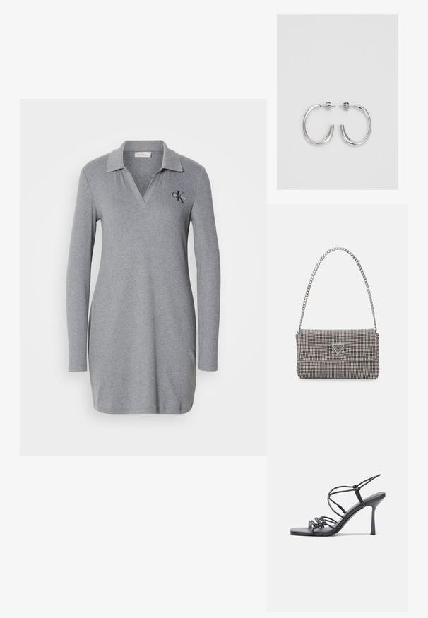 Szürke, hosszú ujjú pólós ruha, puha anyagból készült, V-nyakú gallérral és egy kis hímzett logóval a bal mellen.; Fekete magas sarkú szandálok vékony pántokkal, csomózott mintával, sima négyzetes orral és karcsú stiletto sarkal rendelkeznek.; Világosszürke fémes kézitáska lánc pánttal, kis kör alakú fém kifinomult díszítéssel és háromszög alakú márkagéppel.; Ezüst karika fülbevalók sima, fényes felülettel, ívelt formával és postazáras zárral. Minimalista, modern kivitel.
