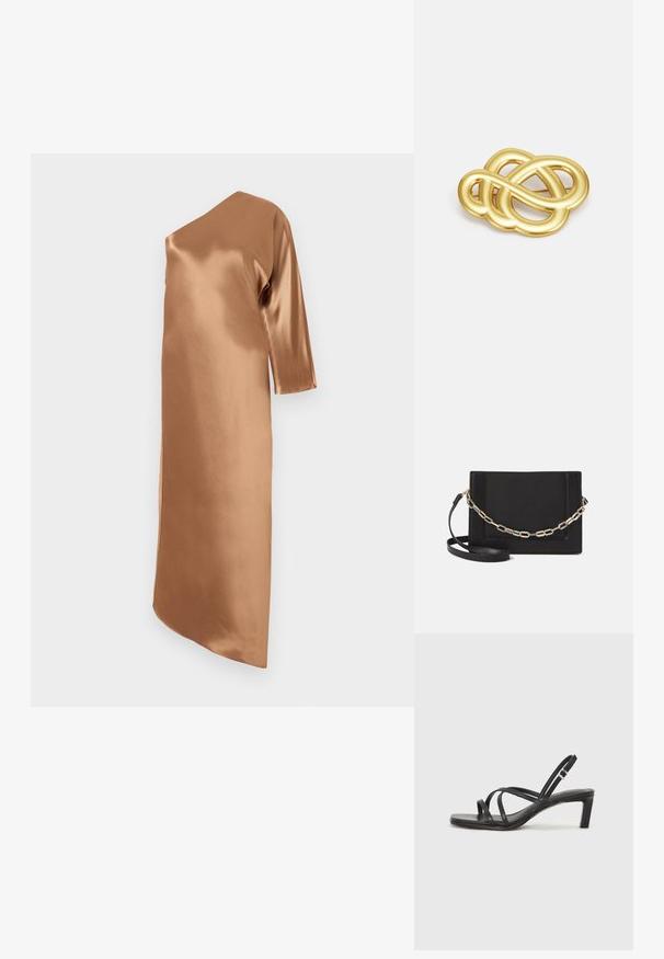 Asimetrična satenska obleka v toplem rjavem odtenku. Ima dolge rokave in pravilen kroj, z stranskim razporkom za dodaten detajl.; Črne natikače s trakovi in kvadratnim prstom ter nizkim blokastim peto. Imajo več tankih trakov in nastavljiv trak okoli gležnja. Narejene so iz gladkega usnja.; Črna usnjena torba čez ramo z gladko teksturo, pravokotno obliko in kovinskim verižnim detajlom spredaj. Vključena je nastavljiva naramnica.; Broška z zlatim odtenkom, ki se ponaša s zankastim dizajnom, gladkimi, ukrivljenimi linijami in zapleteno obliko, ki odseva poliran zaključek.