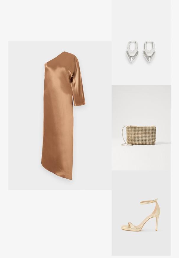 Abito asimmetrico in raso di un caldo tono marrone. Presenta maniche lunghe e una vestibilità dritta, con uno spacco laterale per un tocco in più.; Sandal con tacco alto in metallo dorato, con punta aperta, cinturino alla caviglia con fibbia e suola a piattaforma per un'altezza aggiuntiva. Texture liscia.; Loeffler Randall YASMINE FLAT CLUTCH - Borsa a tracolla - gold; Lucchetti a forma di cuore in argento con incisioni "SÌ" e "NO", finitura lucida, design simmetrico e un robusto gancio in metallo.