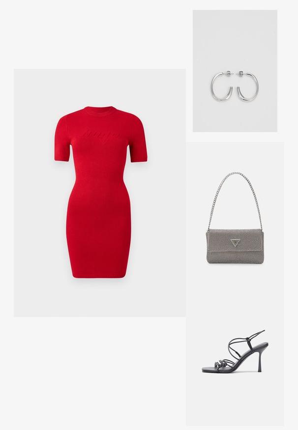 Rød strikket kjole med korte ærmer, tætsiddende pasform og rund halsudskæring. Har hævet "bango" tekstdetalje på fronten.; Sorte højhælede sandaler med tynde stropper og en knyttet design, en glat firkantet tå og en slank stiletto hæl.; Lys grå metallisk håndtaske med kædestrop, dekoreret med små runde metalliske studs og et trekantet brandlogo.; Sølv hoop øreringe med en glat, skinnende overflade. Rundet form, letvægtsdesign med post-back lukning.