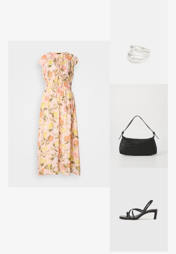 Maksi haljina od svijetlopinkastog materijala s cvjetnim uzorkom koji prikazuje naranče i limune. Volanasti dekolte, kratki rukavi i elastičan pojas.; Crne sandale s trakama, kvadratnim prstom i niskom blok petom. Ima više tankih trakica i podesivu trakicu oko gležnja. Izrađene su od glatke kože.; Crna torba preko ramena od tkanine s glatkim kožnim remenom i zatvaranjem na patentni zatvarač. Ima teksturiranu površinu i zakrivljen oblik.; Srebrna dvostruka prsten s glatkom, poliranom površinom. Karakterizira ga fluidan, zakrivljen dizajn s preklapajućim sekcijama za moderan izgled.