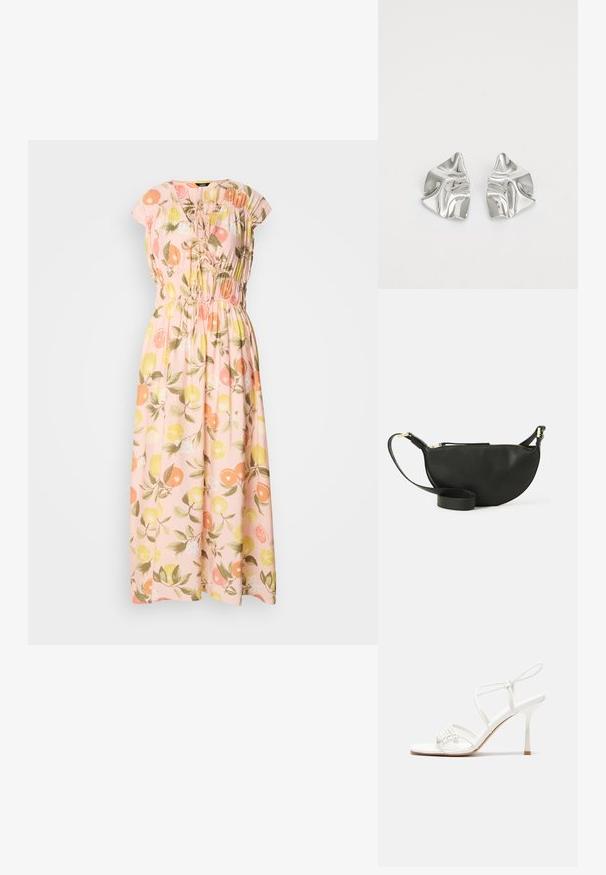 Maksi haljina od svijetlopinkastog materijala s cvjetnim uzorkom koji prikazuje naranče i limune. Volanasti dekolte, kratki rukavi i elastičan pojas.; Bijele sandale s visokom potpeticom i trakama, ravno oblikovanim prstima, teksturiranim prednjim dijelom s naboranim detaljima i uskom trakicom oko gležnja.; Crna kožna torbica preko tijela u obliku polumjeseca, teksturirana površina, zlatni zatvarač i ravni remen. Kompaktni dizajn prikladan za osnovne stvari.; Srebrne metalne naušnice s valovitim, skulpturalnim dizajnom, naglašenim sjajnom završnom obradom i nepravilnim oblicima, što ističe suvremeni estetski izraz.