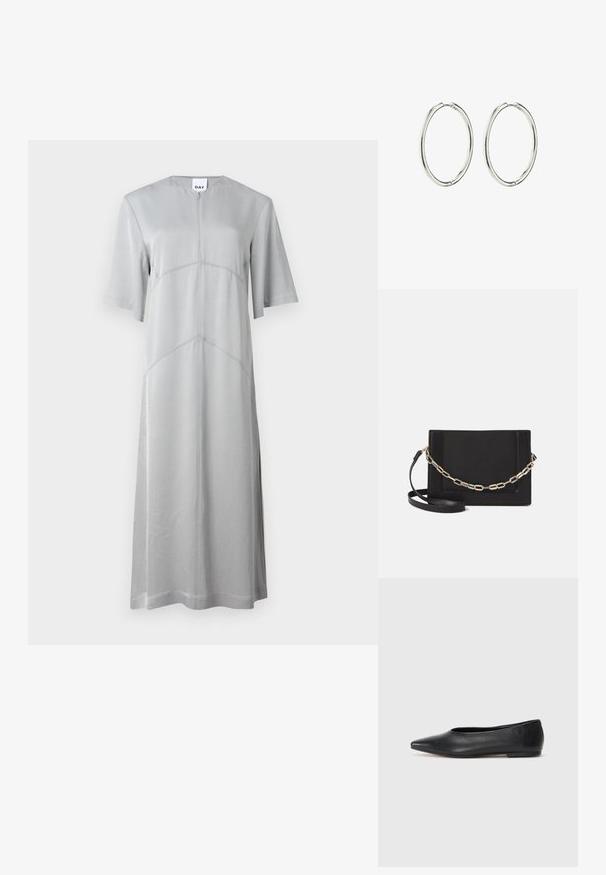 Hellgraues Midi-Kleid aus glattem Stoff, mit kurzen Ärmeln, Rundhalsausschnitt und diagonalen Nahtdetails für einen strukturierten Look.; Schwarze Leder-Balletschuhe, spitze Zehenform, minimalistische Gestaltung, glatte Textur, niedriger Absatz, keine sichtbaren Beschläge oder Verzierungen.; Schwarze Leder-Crossbody-Tasche mit glatter Textur, rechteckiger Form und metallic-kettendetail auf der Vorderseite. Verstellbarer Gurt inklusive.; Silberne Creolen mit einer glatten, polierten Oberfläche. Runde Form, leichtes Design und mit einem sicheren Verschlussmechanismus ausgestattet.