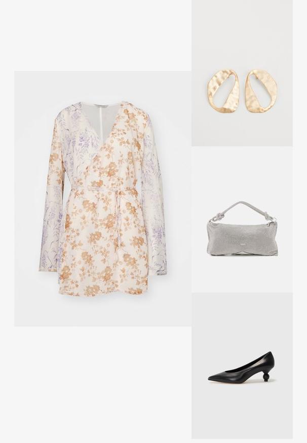 Kukkainen kietaisumekko, jossa on pitkät hihat, beige pohja, jossa on oransseja ja violetin kukkakuoseja, ja vyötäröllä solmittava vyö. Kevyt kangas.; Musta nahkakengät korkealla korolla, joissa on terävä kärki ja pyöreä, pallomainen korko. Sileä pinta ja tyylikäs, minimalistinen muotoilu.; Hopeaketju olkalaukku hopeassa, jossa on solmittu kahva, vetoketjusulku ja geometrinen muoto sileällä pinnalla.; Pari epämuodostuneita soikeita kultasävyisiä metallikorvakoruja, joissa on teksturoitu, hieman hakattu pinta valkoista taustaa vasten.