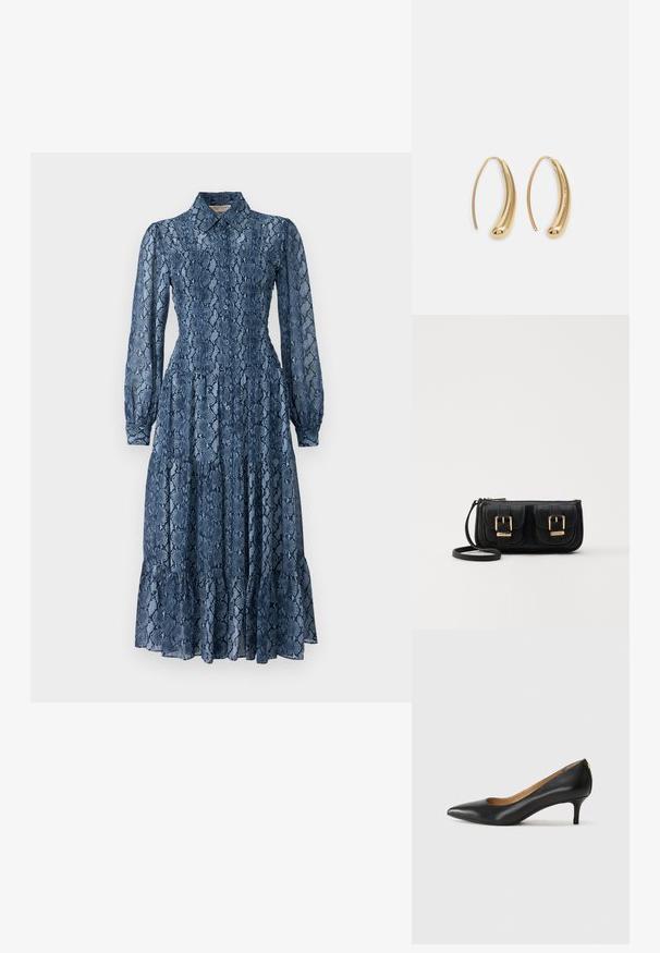 Dlouhý rukáv, modré šaty s hadím vzorem, s límečkem, gumičkovaným živůtkem a rozšířeným volánkovým lemem, vyrobené z lehké, texturované tkaniny.; Černé kožené lodičky s špičatou špičkou, nízkým podpatkem a hladkým povrchem. Mají mírné otevření vpředu a minimální kovové prvky na zadní straně.; Černá kožená crossbody taška se dvěma předními kapsami, zlatými přezkami, zipovým uzávěrem a štíhlým popruhem. Texturovaný povrch a kompaktní obdélníkový tvar.; Náušnice ve tvaru kruhu z pozlaceného kovu s vroubkovaným, prodlouženým tvarem. Mají hladký, lesklý povrch a zaoblený konec pro zvýraznění detailu.