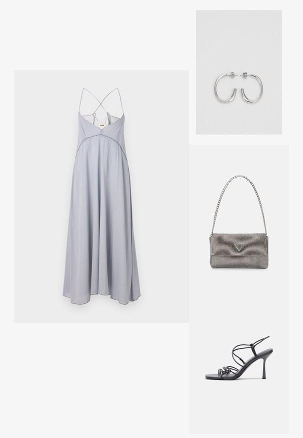 Rochie maxi gri deschis cu bretele subțiri în cruce, cu un corset ajustat și fustă A-line fluidă. Confecționată dintr-un material neted, cu detalii minime.; Sandale negre cu toc înalt au curele subțiri cu un design legat, un vârf pătrat neted și un toc stiletto elegant.; Geantă metalică gri deschis, cu un strap din lanț, decorată cu mici ținte circulare metalice și un logo de marcă triangular.; Cercei rotunzi din argint cu un finisaj neted și strălucitor. Design ușor, având o formă rotundă și închidere cu tijă.