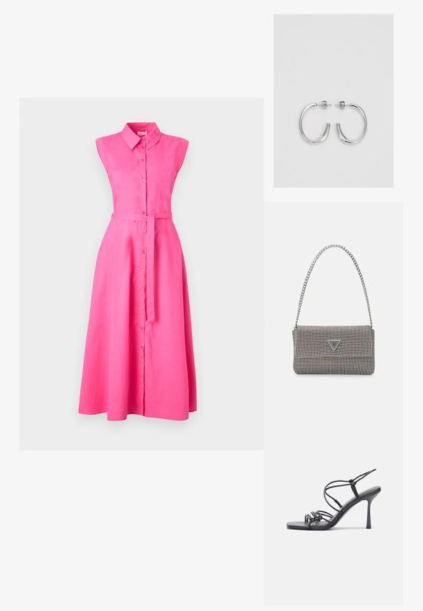 Vestido rosa, sem mangas, com gola, frente de botões e faixa na cintura. Apresenta uma saia fluida que chega até metade da panturrilha. Textura suave.; As sandálias de salto alto pretas apresentam tiras finas com um design em nó, uma biqueira quadrada lisa e um elegante salto agulha.; Bolsa metálica cinza claro com uma alça de corrente, adornada com pequenos rebites metálicos circulares e um logótipo triangular da marca.; Brincos de argola prateados com um acabamento suave e brilhante. Forma arredondada, design leve, com fecho de pino.