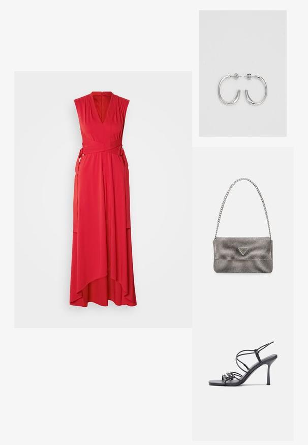 Sarkans bez piedurknēm kleita ar dziļu V-veida kakla izgriezumu, apjošanās dizainu un asimetrisku apakšmalu. Izgatavota no viegla auduma ar gludu tekstūru.; Melnas augstpapēžu sandales ar plāniem siksniņām un mezgla dizainu, gluda kvadrātveida purngalu un elegantu stiletto papēdi.; Gaiši pelēka metāla rokassoma ar ķēdes siksnu, rotāta ar mazām apaļām metāla kniedēm un trīsstūra zīmola logo.; Sudraba stīpas auskari ar gludu, spīdīgu virsmu, izceļas ar izliektaveida formu un aizdari ar tapu. Minimālistisks dizains ar mūsdienīgu apdari.