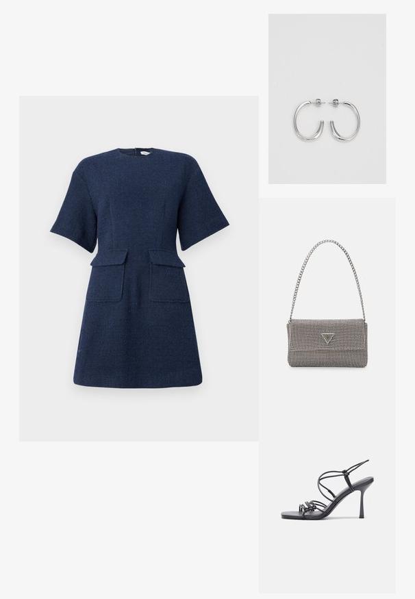 Laivaston sininen lyhythihainen mekko tekstuurikankaasta suoran leikkauksen kanssa, jossa on kaksi etupuolen läpällistä taskua ja takana vetoketju.; Mustat korkokengät sandaalit, joissa on ohuet hihnat solmittuna, sileä neliön muotoinen varvasosa ja tyylikäs stiletto-korko.; Vaalea harmaa metallinen käsilaukku, jossa on ketjusanka. Laukku on koristeltu pienillä pyöreillä metallikoruilla ja kolmion muotoisella brändilogolla.; Hopehopeet hopehopeet hopehopeet hopehopeet, jolla on sileä, kiiltävä pinta. Pyöreä muoto, kevyt rakenne, jossa on neulakiinnitys.