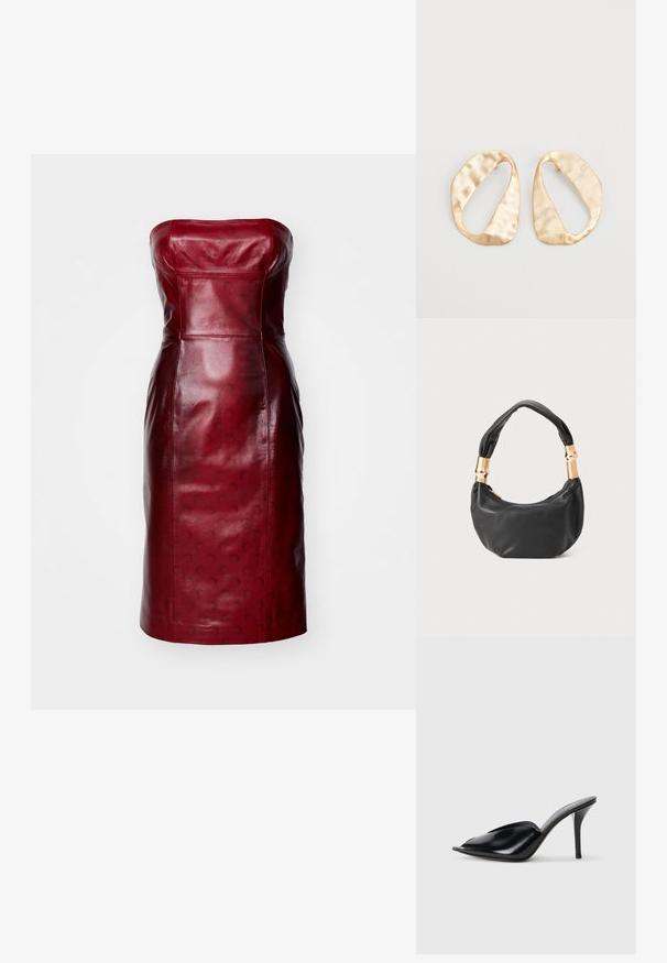 Crvena kožna haljina bez naramenica s prilagođenim siluetom, glatkom teksturom i suptilnim uzorcima. Do koljena s ravnim rubom.; Crne kožne visoke mule s otvorenim prstima, šiljastim dizajnom, glatkom teksturom i uskim štiklama.; Crna kožna torba s okruglim oblikom, mekim teksturom i čvorastom ručkom s zlatnim metalnim detaljima. Zatvaranje na patentni zatvarač.; Par zlatnih metalnih naušnica nepravilnog ovalnog oblika s teksturiranom, blago kovanom površinom na bijeloj pozadini.
