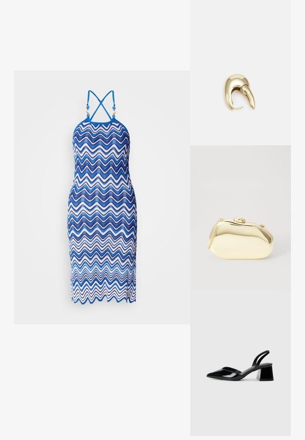 Strickkleid mit Zickzackmuster in verschiedenen Blau- und Weißtönen, mit Halsband und gekreuzten Trägern am Rücken.; Schwarze Lackleder-Slingback-High Heels mit spitzem Schuh und einem geometrischen Blockabsatz. Verfügt über ein schlankes, minimalistisches Design und eine glatte Textur.; Metallisch goldene Clutch mit einer glatten, abgerundeten Form, ausgestattet mit einem oberen Druckknopfverschluss und einem kleinen Kettenriemen zum Tragen.; Ohrringe aus goldfarbenem Metall mit einem schlanken, geschwungenen Design. Sie verfügen über eine markante, spitze Form, eine polierte Oberfläche und einen Scharnierverschluss.