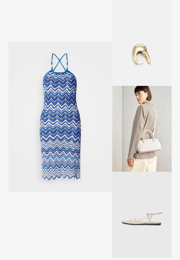 Pletené šaty s cik-cak vzorem v různých odstínech modré a bílé, s halter krkem a překříženými ramínky na zádech.; Béžové ploché sandály s několika štíhlými pásky a nastavitelnou přezkou. Podešev je plochá s mírným tmavým kontrastem na okraji.; Bílá strukturovaná kabelka s krátkými uchy a ramenním popruhem, zdobená zlatými kovovými prvky a texturovaným materiálem, vystavená na šedém pozadí.; Náušnice ve zlatém tónu z kovu s elegantním zakřiveným designem. Vyznačují se jedinečným špičatým tvarem, lesklým povrchem a závěsem na kloub.