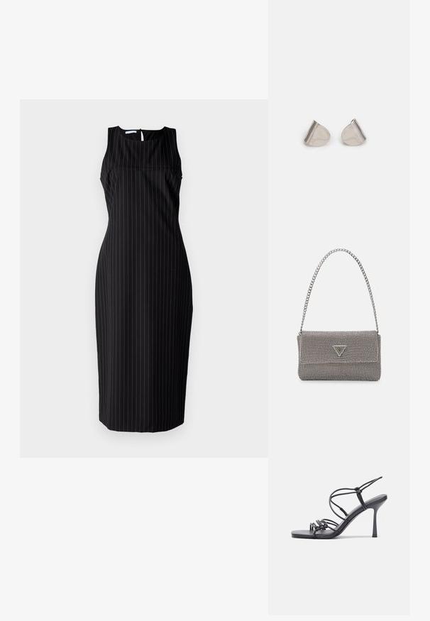 Robe noire sans manches avec des rayures blanches verticales, silhouette ajustée, longueur genou, col rond et fermeture en goutte d'eau dans le dos.; Des sandales noires à talons hauts avec des fines lanières au design noué, un bout carré lisse et un talon aiguille élégant.; Sac à main en métal gris clair avec une bandoulière en chaîne, orné de petits clous métalliques ronds et d'un logo de marque triangulaire.; Boucles d'oreilles en métal argenté avec une forme larmoyante lisse et une finition polie. Des gravures subtiles ajoutent des détails. Design minimaliste.