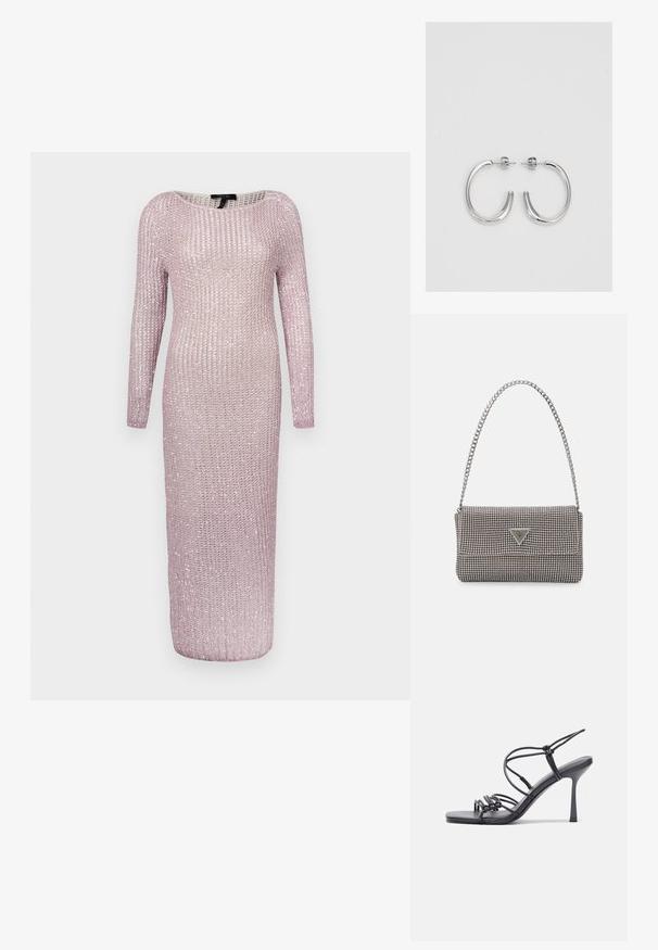 Długa sukienka z długim rękawem w jasnoróżowym kolorze, z teksturowanego dzianiny o luźnym splocie i subtelnym połysku, z szerokim dekoltem typu łódka.; Czarne sandały na wysokim obcasie mają cienkie paski z węzłowym wzorem, gładki, kwadratowy czubek i smukły obcas w stylu szpilki.; Jasnoszara metaliczna torebka na łańcuszku, ozdobiona małymi okrągłymi metalowymi ćwiekami oraz trójkątnym logo marki.; Srebrne kolczyki na biglu o gładkim, błyszczącym wykończeniu. O zaokrąglonym kształcie, lekkim designie, z zamknięciem na zatrzask.