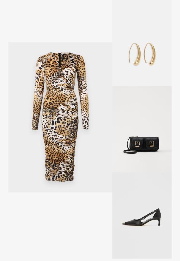 Dlouhé šaty s leopardím potiskem, které mají nařasené detaily a kulatý výstřih. Vyrobeno z elastického materiálu, s zadním zipem.; Černá kožená botička s nízkým podpatkem, špičatou stříbrnou špičkou a dvěma pásky s přezkami na bílém pozadí.; Černá kožená crossbody taška se dvěma předními kapsami, zlatými přezkami, zipovým uzávěrem a štíhlým popruhem. Texturovaný povrch a kompaktní obdélníkový tvar.; Náušnice ve tvaru kruhu z pozlaceného kovu s vroubkovaným, prodlouženým tvarem. Mají hladký, lesklý povrch a zaoblený konec pro zvýraznění detailu.
