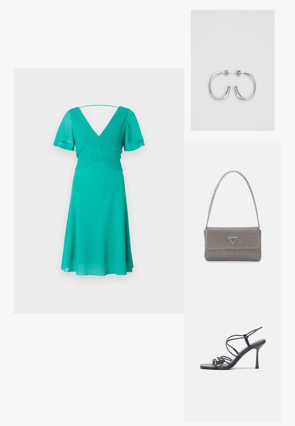 Teal obleka z V-izrezom, kratkimi letenimi rokavi in prilegajočim se bodijem s pregibi, ki prehaja v krilo do kolen.; Črne visoke sandale na peto imajo tanke naramnice z vozlom, gladek kvadratni toe in eleganten stiletto peto.; Svetlo siva kovinska torbica z verižnim ročajem, okrašena z majhnimi okroglimi kovinskimi bleščicami in trikotnim logotipom blagovne znamke.; Srebrne uhančke v obliki obroča z gladko, sijočo površino, ukrivljene oblike in zapiranjem na zatič. Minimalistična zasnova z modernim zaključkom.