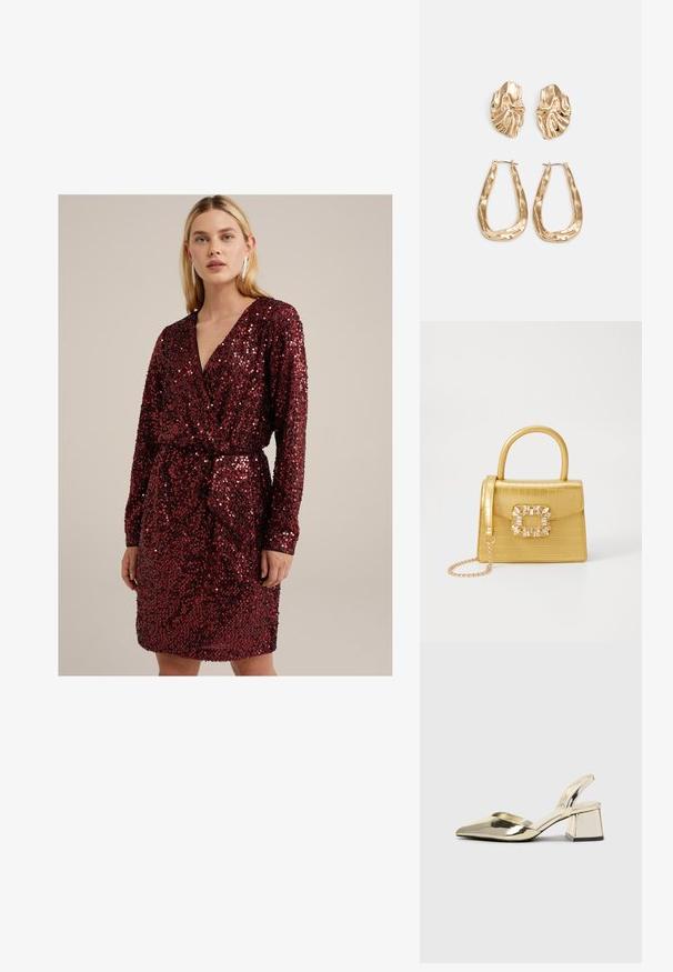 Piros, flitterekkel díszített, hosszú ujjú ruhába burkolózó ruha V-kivágással, derékra helyezett övvel, amely kiemeli az alakot.; Arany, fémből készült slingback sarkú cipők hegyes orral és vastag sarokkal. Simaság, minimalista design és keskeny pánt jellemzi.; Sárga műbőr krokodil mintás kézitáska strukturált kialakítással, felső fogantyúval, leválasztható lánccal és díszes kristály díszítéssel a záron.; Aranyszínű fülbevalók, texturált, hullámos formákkal. Tartalmazza a szobrászati klipszes studokat és az open hoop kialakítást, kalapácsos felülettel.