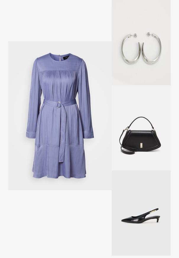 Ljubičasta haljina izrađena od glatkog materijala, s dugim rukavima, pojasom s metalnim prstenom i nabranim detaljima na korpici.; Crne kožne sandale s petom, s izduženim vrhom, imaju usku petu i zlatni akcent na podesivoj traci. Glatka tekstura.; Crna kožna torba s strukturiranim dizajnom, s krojenim oblikom, gornjom drškom i zlatnim detaljima. Uključena je podesiva ramena traka.; Srebrne kružne naušnice s glatkim, zakrivljenim dizajnom. Imaju sjajnu metalnu završnu obradu i kopču na tipku. Nema vidljivih uzoraka ili ukrasa.