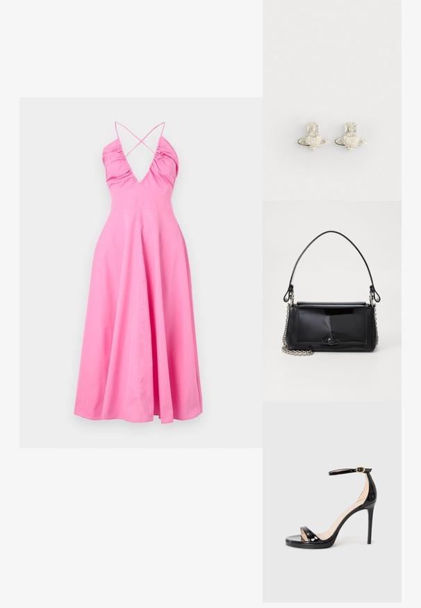 Ružičasta maksi haljina s dubokim V-izrezom, nabranim detaljima i križnim naramenicama. Izrađena od glatkog materijala, ima lepršavu, raširenu suknju.; Crne lakirane kožne sandale s potpeticom, remenom oko gležnja i zlatnom kopčom, otvoreni prsti i tanka štikla na jednobojnoj pozadini.; Crna patentna kožna torba pravokutnog oblika, s lancem za nošenje i karakterističnim metalnim detaljem u središtu. Glatka tekstura.; Srebrne naušnice s dizajnom u obliku srca oko kojeg se nalazi prsten, ukrašene malim prozirnim kamenčićima i detaljnim križnim akcentom.
