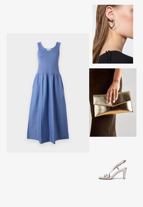 Ujjatlan, világoskék maxiruha. Feszes fazonú, kerek nyakú felsőrész, amelyhez könnyű anyagból készült, laza, redőzött szoknya tartozik.; Fémes ezüst színű magassarkú szandál nyitott orral, három vékony pánttal a lábfejen és egy csatfüles bokapánttal.; Arany fémes clutch táska sima textúrával, háromszög alakú csattal. A kéz, amely tartja, szépen manikűrözött körmökkel rendelkezik.; Ez egy ezüst fülbevaló, sima felülettel, amelyen apró arany díszítőelemek találhatók. Kerek formájú és a fülcimpán viselik.