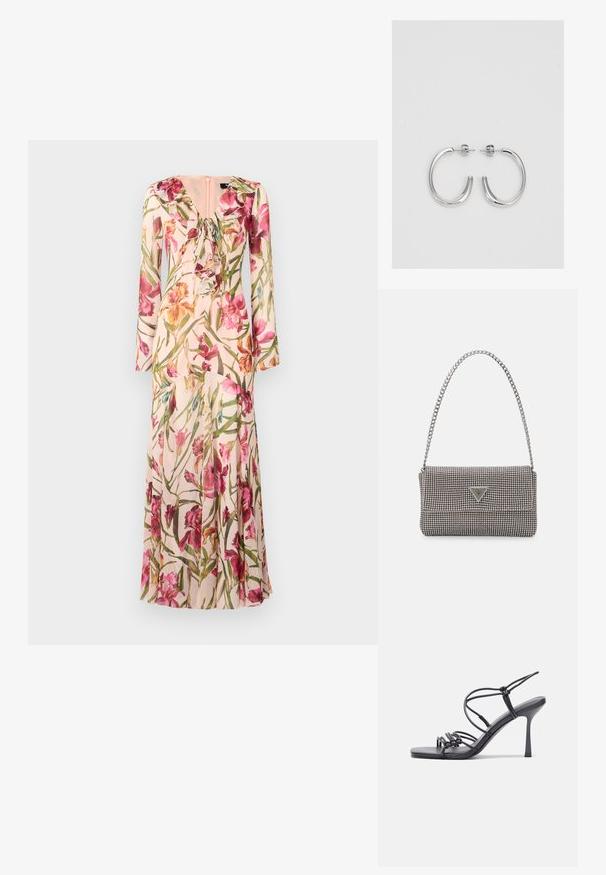 Kwiatowa, długa sukienka z miękkim różowym tłem, żywymi różowymi i żółtymi kwiatami, falbaniastym dekoltem i długimi rękawami.; Czarne sandały na wysokim obcasie mają cienkie paski z węzłowym wzorem, gładki, kwadratowy czubek i smukły obcas w stylu szpilki.; Jasnoszara metaliczna torebka na łańcuszku, ozdobiona małymi okrągłymi metalowymi ćwiekami oraz trójkątnym logo marki.; Srebrne kolczyki na biglu o gładkim, błyszczącym wykończeniu. O zaokrąglonym kształcie, lekkim designie, z zamknięciem na zatrzask.