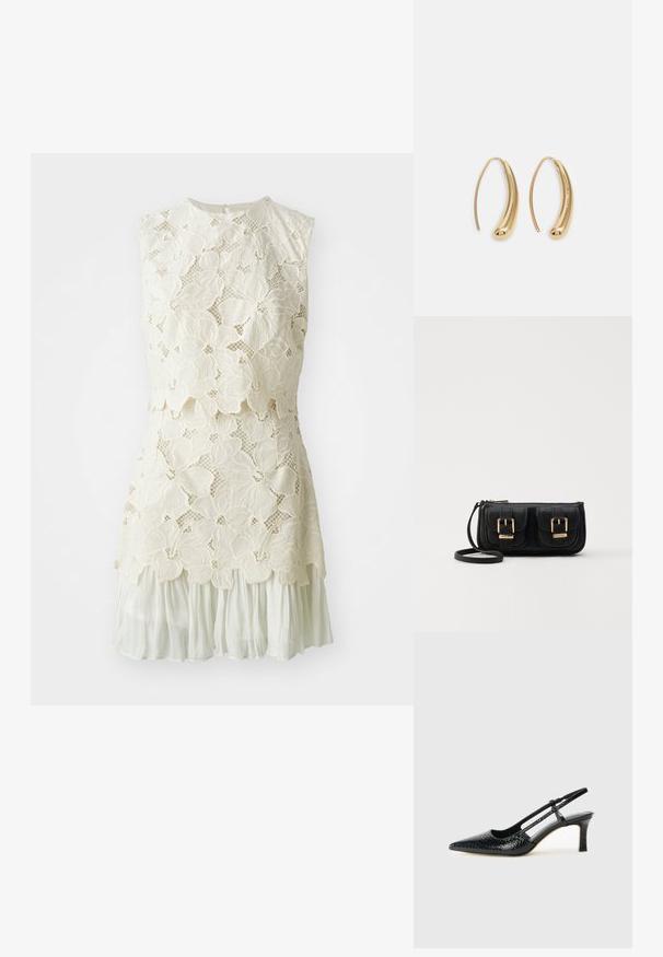 Kanten jurk met een bloemenpatroon in off-white, met een gelaagd ontwerp en een doorschijnende, vloeiende onderzijde.; Zwart patent slingback hak met een spitse neus, voorzien van een gestructureerde slangenprint, verstelbare band en een korte, gestructureerde blokhak.; Zwarte leren schoudertas met twee vo pockets, gouden gespen, ritsluiting en een smalle band. Tekstuur oppervlak en compacte rechthoekige vorm.; Gouden metalen oorbellen in de vorm van een gebogen, verlengde hoop. Kenmerkend zijn het gladde, glanzende oppervlak en de afgeronde punt voor extra detail.