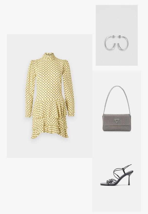 Hosszú ujjú sárga ruha peplum alsó résszel, fekete és zöld gyémántmintával. Magas nyakú, texturált anyag, és réteges fodrok.; Fekete magas sarkú szandálok vékony pántokkal, csomózott mintával, sima négyzetes orral és karcsú stiletto sarkal rendelkeznek.; Világosszürke fémes kézitáska lánc pánttal, kis kör alakú fém kifinomult díszítéssel és háromszög alakú márkagéppel.; Ezüst karika fülbevalók sima, fényes felülettel, ívelt formával és postazáras zárral. Minimalista, modern kivitel.