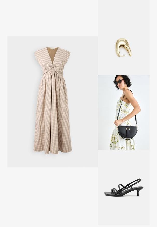 Langes, ärmelloses Kleid aus beigefarbenem und weißen Karomuster mit einem plissierten Rock, das einen tiefen V-Ausschnitt und eine geraffte Oberteil-Detail aufweist.; Schwarze High Heels Sandalen mit mehreren überkreuzten Riemen. Glattes Material, spitze Zehenpartie und schmaler Absatz. Verstellbarer Knöchelriemen mit Schnalle.; Schwarze Lederhandtasche mit geschwungener Form, abnehmbarem Tragegurt und goldenen Beschlägen. Die Tasche verfügt über einen Deckel mit einer Schnallen-Details.; Ohrringe aus goldfarbenem Metall mit einem schlanken, geschwungenen Design. Sie verfügen über eine markante, spitze Form, eine polierte Oberfläche und einen Scharnierverschluss.