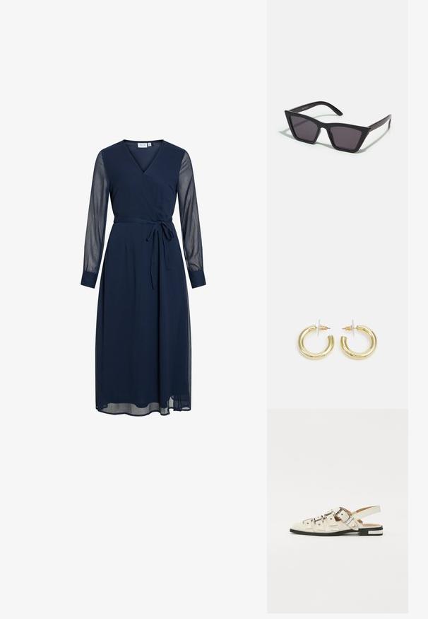 Tmavě modré zavinovací šaty s hlubokým výstřihem do V, dlouhými průhlednými rukávy a opaskem na zavázání. Mají splývavou sukni s vrstvenou strukturou.; Sandačky s otevřenou patou z bílé kůže s více širokými popruhy a stříbrnými sponami; plochá podrážka s malým černým podpatkem a metalickými akcenty.; Černé, ostré sluneční brýle s šedými skly; vyrobené z plastu, s mohutnými rameny a hladkým povrchem bez viditelného hardwaru.; Zlaté kruhové náušnice s hladkým, lesklým povrchem. Kruhový design s malým kolíčkem a průhledným záznamem pro bezpečné nošení.