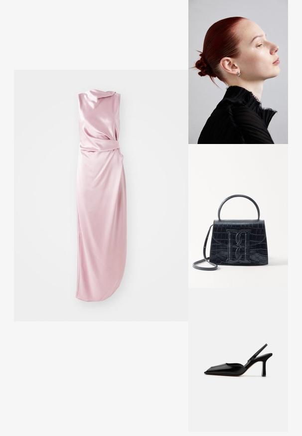 Selyemhez hasonló, rózsaszín ruha, drapált kialakítással, amelyen egy csomózott rész található a deréknál, és egy oldalsó hasíték a könnyebb mozgás érdekében. Simaságot biztosító textúra.; Fekete bőr szandál sarkú cipő hegyes orral, minimalist designnal, vékony bokapánttal és karcsú tűsarkúval. Sima textúra.; Fekete krokodilbőr hatású kézitáska, amelynek strukturált kialakítása van, felső fogantyúval, állítható pánttal és egy kiemelkedő elülső logó részlettel.; Ezüst fülbevalók, texturált fekete, pliszézett, magas nyakú top, és sima, szoros bunba tűzött vörös haj. Oldalsó profil világos háttér előtt.