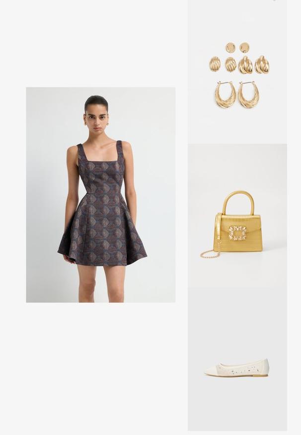 Nainen, joka on pukeutunut ilmanhihaiseen, kuviolliseen, liehuvaan minimekkoon, jossa on neliön muotoinen pääntie ja kultaiset korvarenkaat, seisoo valkoista taustaa vasten.; Pointe suora in pelle crema con tomaia trasparente decorata da strass sparsi. Suola morbida per comfort, design minimalista.; Keltainen keinonahkainen krokotiililaukku, jossa on jämäkkä muotoilu, yläkahva, irrotettava ketjusanka ja koristeellinen kristallikoristelu lukossa.; Korukultaiset korvakoruasetelmat, jotka sisältävät kolme paria: kuvioidut soikeat nappikorvakorut, aaltoilevalla muotoilulla varustetut nappikorvakorut ja suuret renkaat, joissa on kerrokselliset urat.