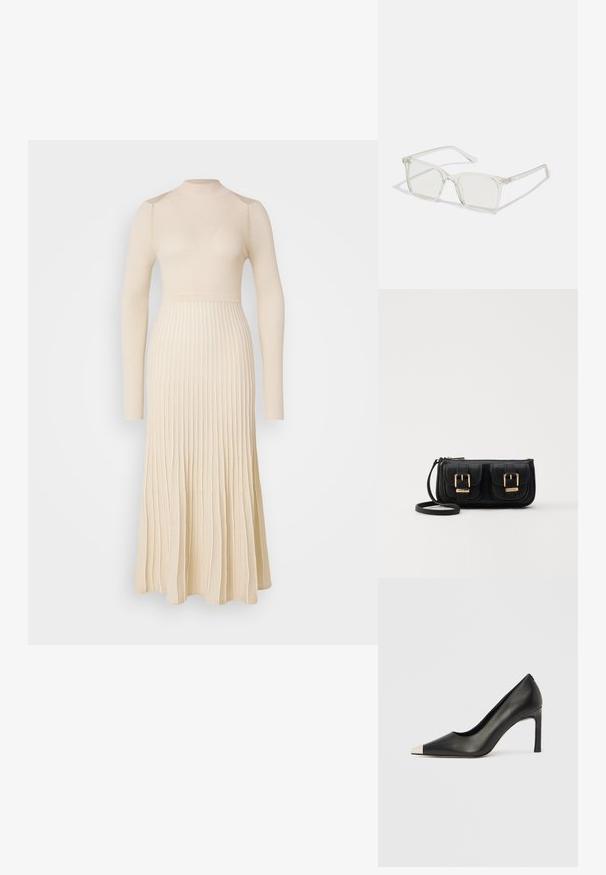 Langermet, ribbestrikket kjole i lys beige med tettsittende bodice og vide skjørt, med vertikale folder og høy hals design.; Svart lærsko med høye hæler, spiss tå og metallisk sølvhette. Har en glatt finish og en slank hæl på 10 cm.; Klare plastiske briller med kvadratisk innfatning og gjennomsiktige linser, med gullfiner på brillestengene for ekstra detalj.; Svart skinn crossbody veske med to frontlommer, gyldne spenner, glidelåslukking og en slank stropp. Teksturert overflate og kompakt rektangulær form.