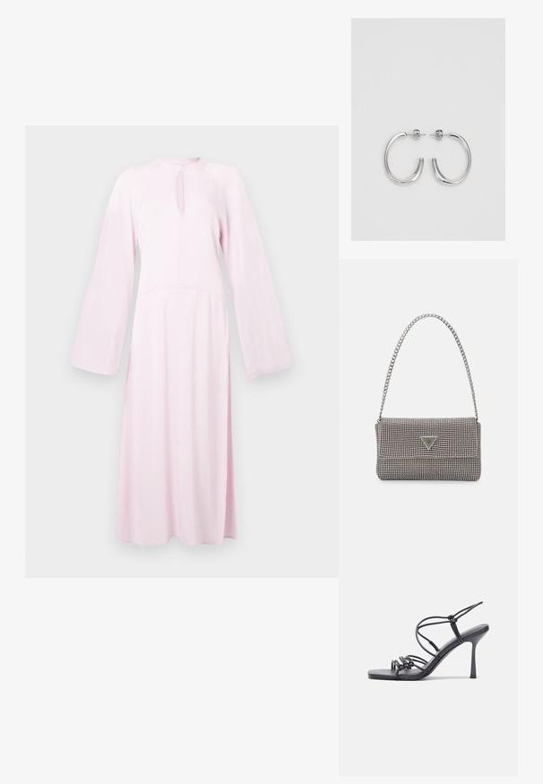 Rochie midi de culoare roz deschis, cu mâneci lungi și gât înalt, prevăzută cu o decupare în formă de cheie în față și mâneci lejere.; Sandale negre cu toc înalt au curele subțiri cu un design legat, un vârf pătrat neted și un toc stiletto elegant.; Geantă metalică gri deschis, cu un strap din lanț, decorată cu mici ținte circulare metalice și un logo de marcă triangular.; Cercei rotunzi din argint cu un finisaj neted și strălucitor. Design ușor, având o formă rotundă și închidere cu tijă.