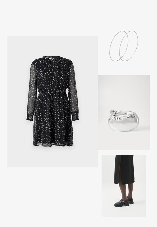 Schwarzes, langärmliges Kleid aus durchsichtiger Stoff; hat einen lockeren Schnitt, eine geraffte Taille und ein Muster aus weißen Punkten. Mit Keyhole-Ausschnitt.; Schwarze Lederschuhe mit abgerundetem Zeh, dicker Blockabsatz und elastischen seitlichen Akzenten, kombiniert mit dunklen Strumpfhosen und einem schwarzen Rock mit Schlitz.; Silberne metallic Pouch-Tasche mit einer sanften, abgerundeten Form und einem geknoteten Verschluss oben. Hergestellt aus glattem Kunstleder.; Silberne Creolen mit minimalistischem Design. Rundform, glatte Oberfläche und dünnes Profil. Leichtgewichtig mit hochglänzender Oberfläche.