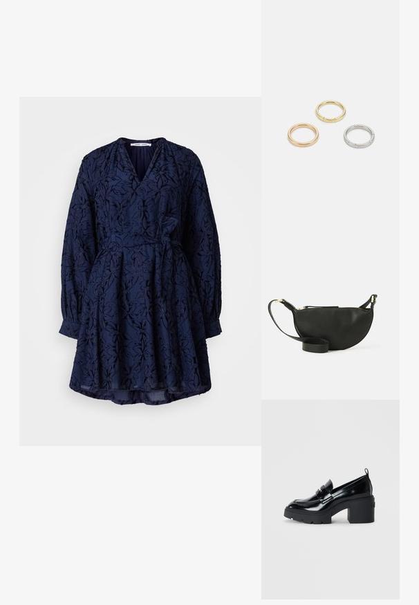 Tengerészkék ruha virágmintás hímzéssel, V-kivágással, hosszú puffos ujjakkal és megfeszített derékkal. Áramló szoknya enyhén kiálló szegéllyel.; Fekete lakkbőr loaferek, vastag blokk sarkal, díszítő pánttal és mintázott gumitalppal a tapadás érdekében.; Fekete bőr keresztpántos táska félhold formában, texturált felülettel, arany cipzárral és lapos pánttal. Kompakt kialakítás, amely a fontos dolgok számára alkalmas.; Három fémgyűrű: az egyik rose gold, a másik texturált akcentusokkal ellátott arany, a harmadik pedig ezüst, mindegyiken gravírozott márkajelzés található a belső sávon.