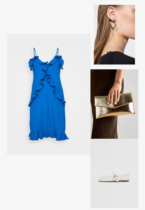 Modrá, textúrovaná šaty s volánovými akcentami, tenkými ramienkami a dĺžkou po kolená. Obsahuje zvlnený vzor pozdĺž prednej a spodnej hrany.; Biele ploché topánky s špicatou špičkou, zdobené striebornými cvočkami, majú pracku cez priehlavok a svetlohnedú podrážku.; Zlatá metalická kabelka cez plece s hladkým povrchom, ktorá má trojuholníkové uzavretie. Ruka ju drží a má starostlivo upravené nechty.; Strieborná kruhová náušnica s lesklým povrchom, obsahujúca malé zlaté akcenty a okrúhly tvar, nosená na lalôčiku ucha.