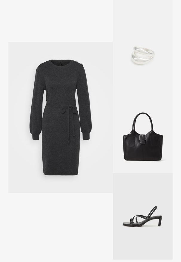 Dunkelgraues gestricktes Kleid mit langen, gepufften Ärmeln, rundem Ausschnitt und einem gebundenen Taillenschnitt. Verfügt über dekorative Beschläge an den Schultern.; Schwarze Sandale mit Riemchen, quadratischer Zehenform und niedrigem Blockabsatz. Verfügt über mehrere dünne Riemen und einen verstellbaren Knöchelriemen. Hergestellt aus glattem Leder.; Schwarze Leder-Tote mit glatter Textur, strukturiertem Design, zwei Griffen und einem auffälligen silbernen Schnallen-Detail auf der Vorderseite.; Silberner Doppelring mit einer glatten, polierten Oberfläche. Verfügt über ein fließendes, kurviges Design mit überlappenden Abschnitten für einen modernen Look.